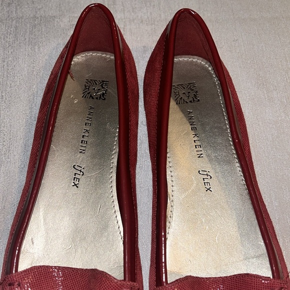 Anne Klein Women’s Red 2000s Styled Flats w/ Y2K Buckle and Bright red Sz 7.5 - Picture 5 of 13
